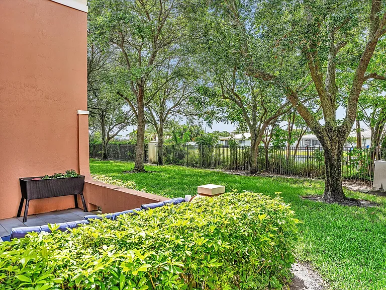 2414 Venetian Way — Photo 22