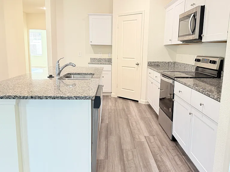 717 Yorkshire Dr — Photo 6