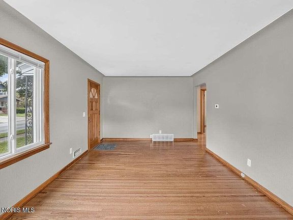 4th image of 921 Eleanor Ave