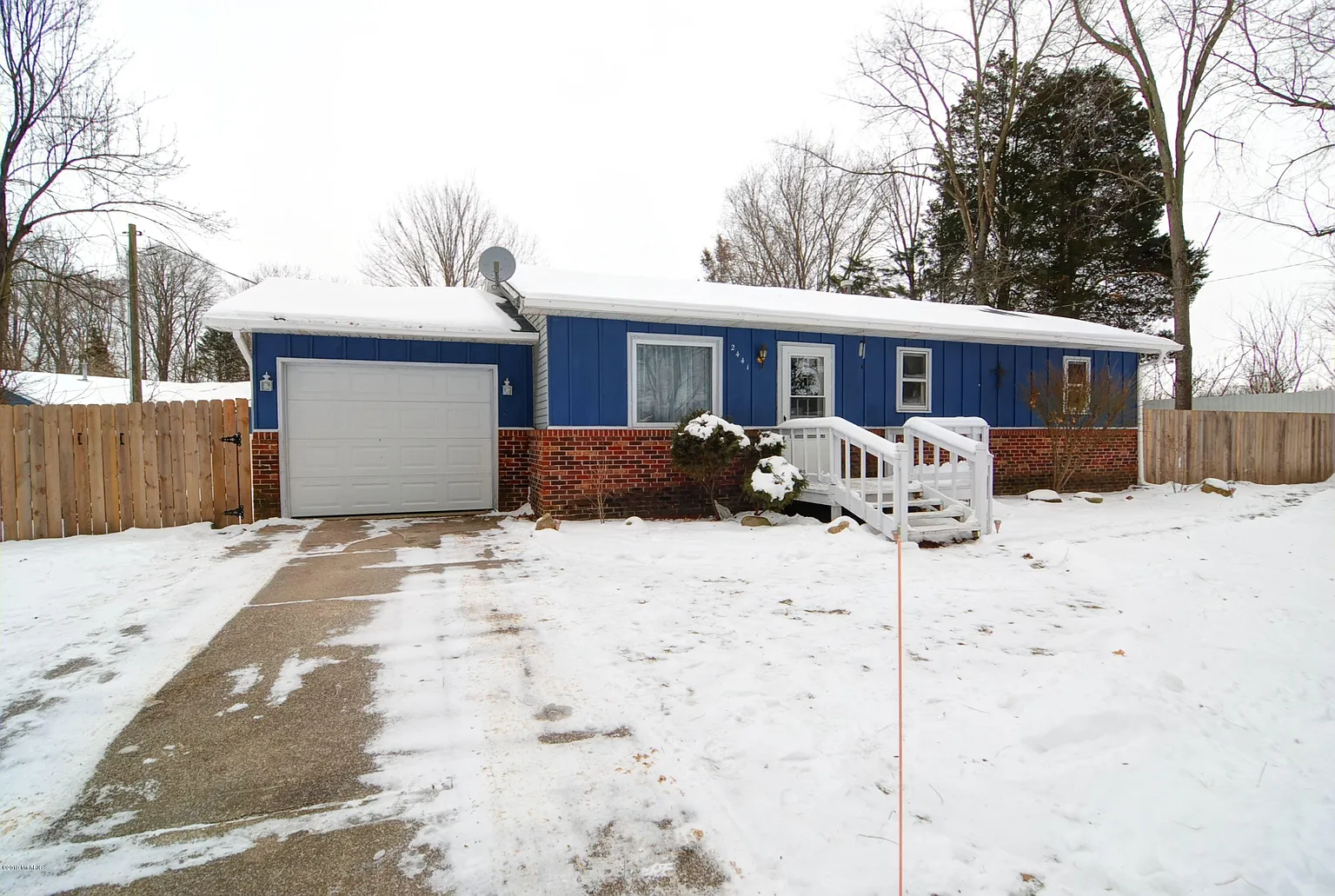 2441 Thomas Dr photo 1