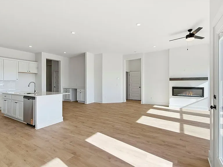 2311 Longfellow Dr — Photo 4