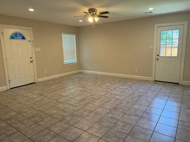 3 bed, 1329 sqft, $1,695 — Photo 2