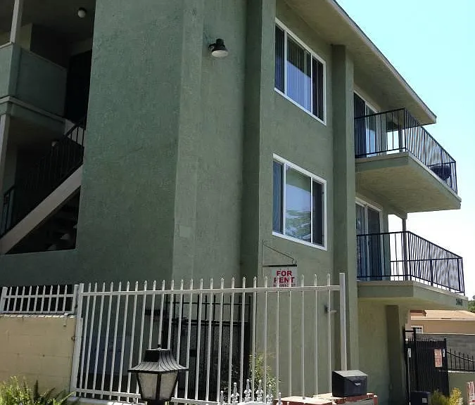 2460 Linden Ave #204 — Photo 2