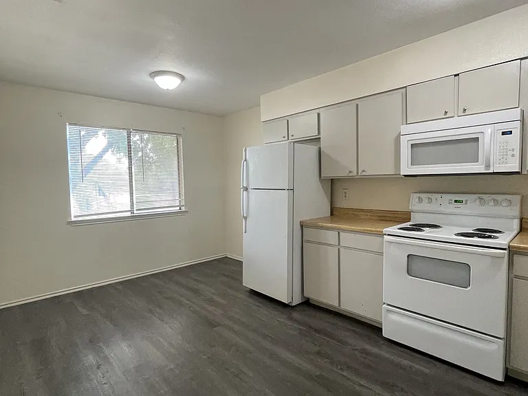 500 Burton Ave — Photo 3
