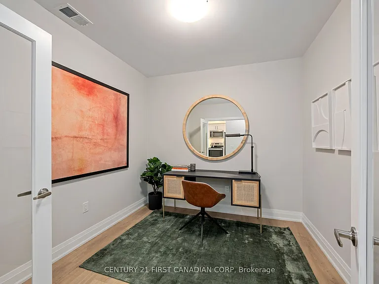 4286 King St E #905 — Photo 4