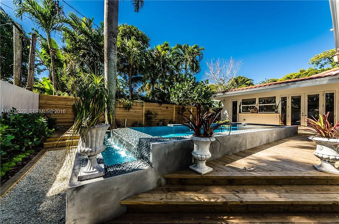 4 bed, 1834 sqft, $8,950 — Photo 2