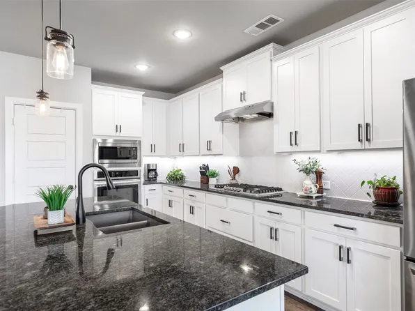 905 Bent Brook Rd, Oak Point, TX 75068