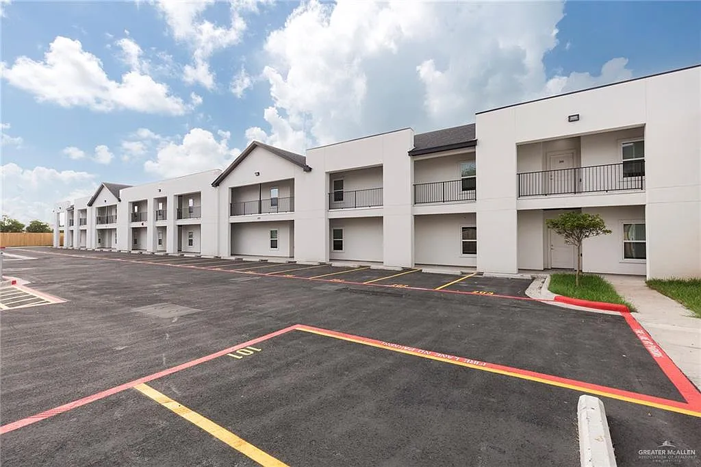 3 bed, 2.0 bath, 18028 sqft, $1,200 — Photo 1