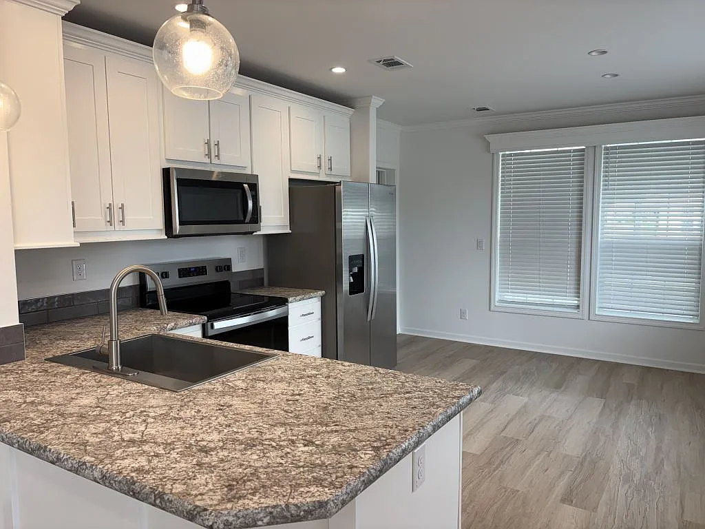 3 bed, 2.0 bath, 1251 sqft, $1,399 — Photo 2