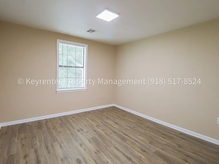 504 W Chestnut St — Photo 14