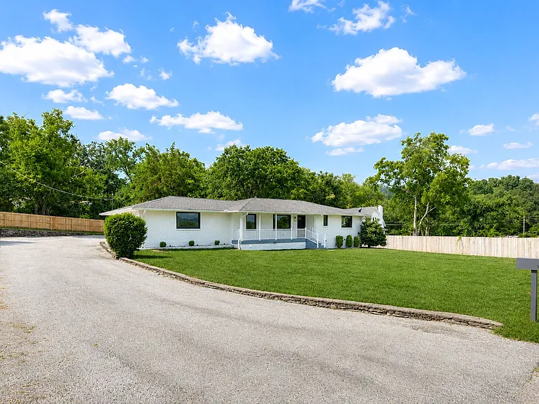 1205 Saint Marys Ln — Photo 3