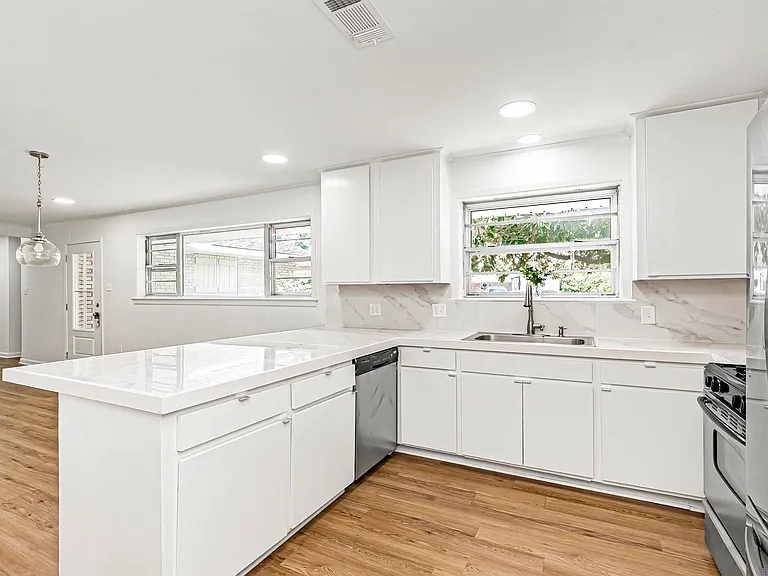 10180 Devonshire Dr — Photo 3