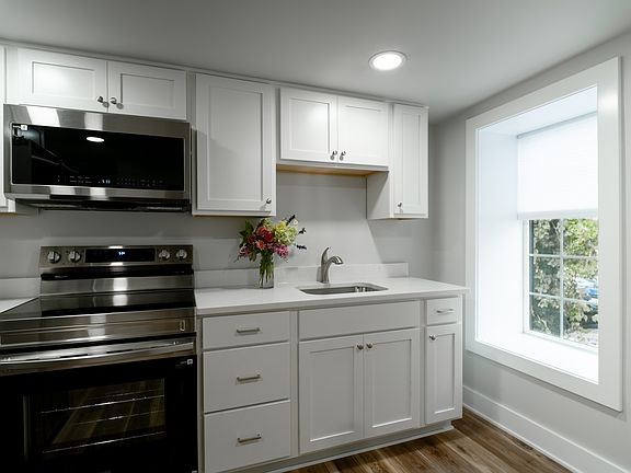 2nd image of 409 S Leroy St #2