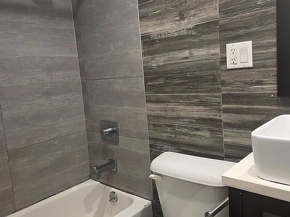 5th image of 934 Myrtle Ave APT 1