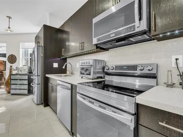 5570 NW 107th Ave APT 916, Doral, FL 33178