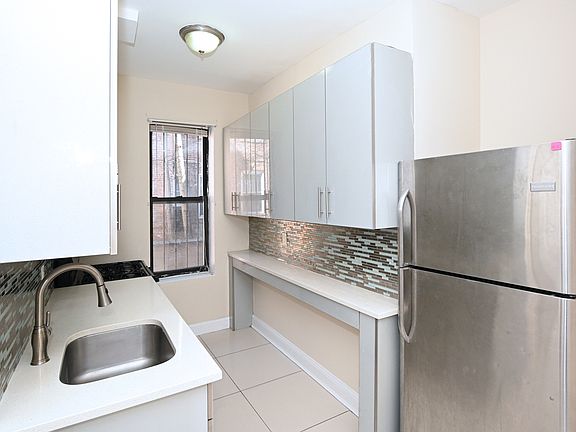 2nd image of 1621 Park Pl #1B