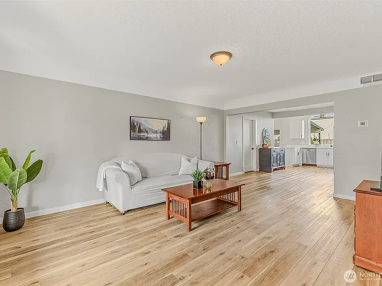 116 NE James St — Photo 4