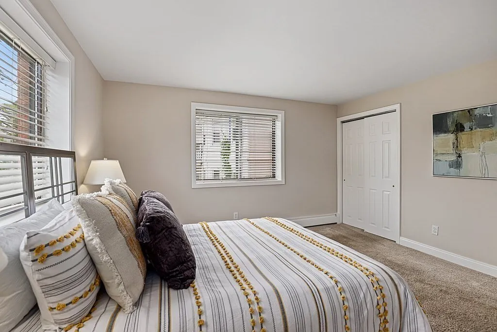 2 bed, 812 sqft, $2,400 — Photo 3