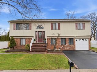 17 Westminster Lane, West Islip, NY 11795