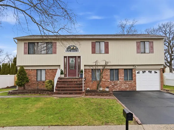 17 Westminster Lane, West Islip, NY 11795