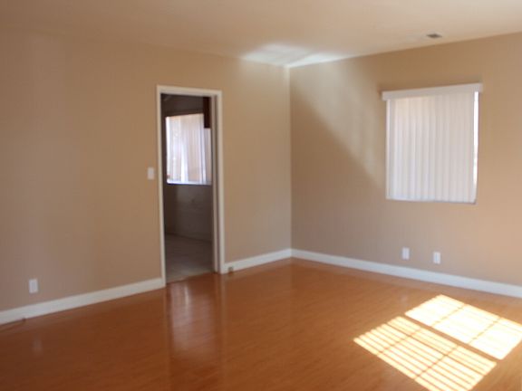 3rd image of 2033 Isabella Ave