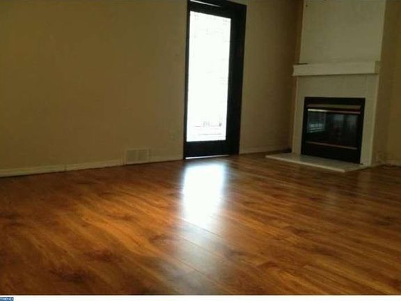 4th image of 536 Charles St