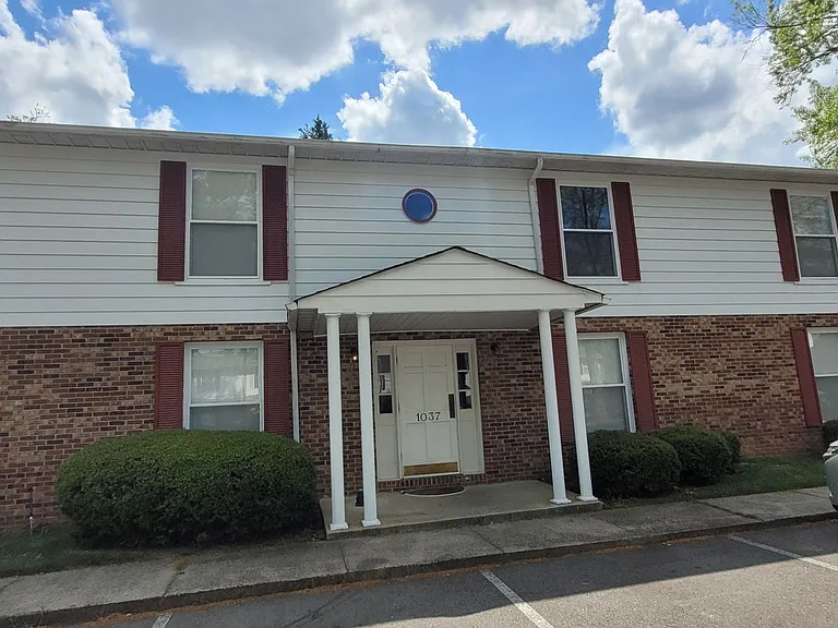 1037 Carriage Dr #C — Photo 1