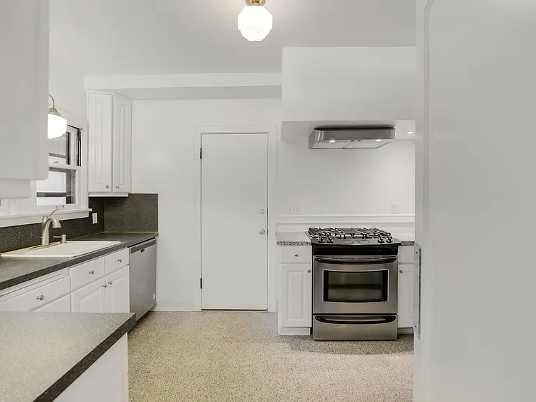 2042 SW Madison St — Photo 4
