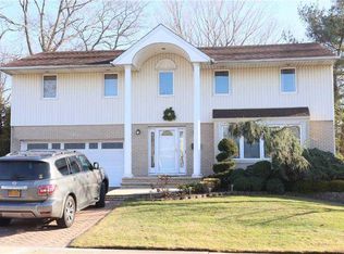 25 Carriage Rd, Roslyn, NY 11576