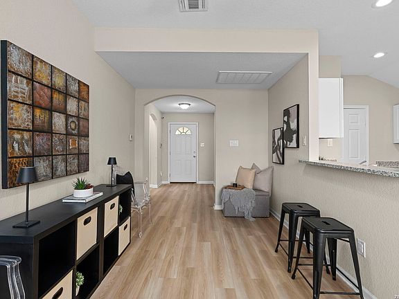 3rd image of 611 Whiting