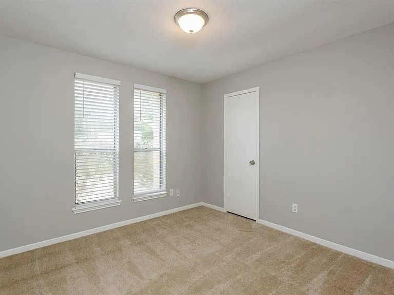 2715 Colony Dr — Photo 17