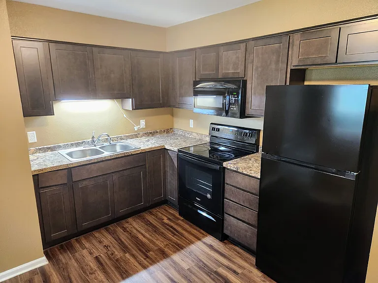 450 Laurel St — Photo 23