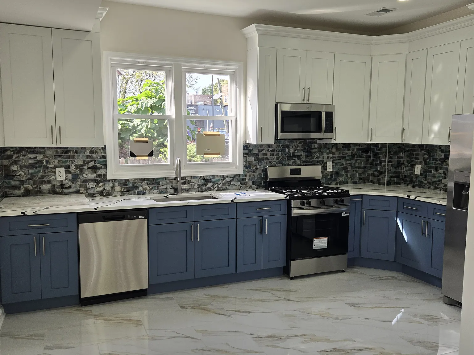 5 bed, 2.5 bath, 2192 sqft, $3,950 — Photo 3