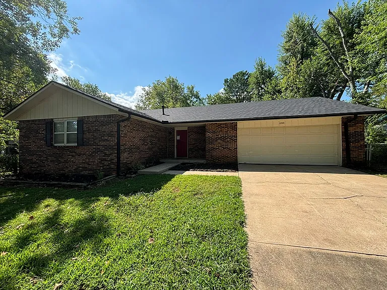 3203 E Cherokee Dr — Photo 3