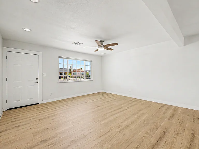 2526 W Orchid Ln — Photo 4