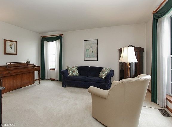 4th image of 879 Royal Glen Dr