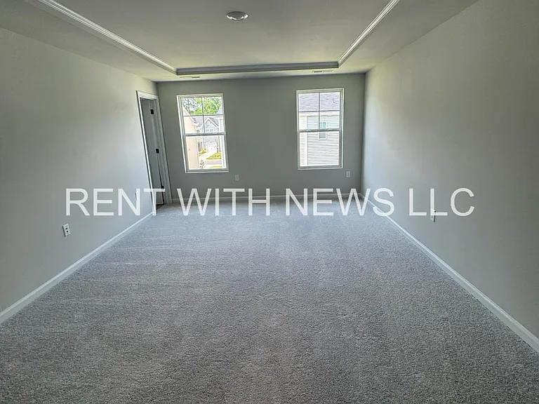 243 Paramount Dr — Photo 9