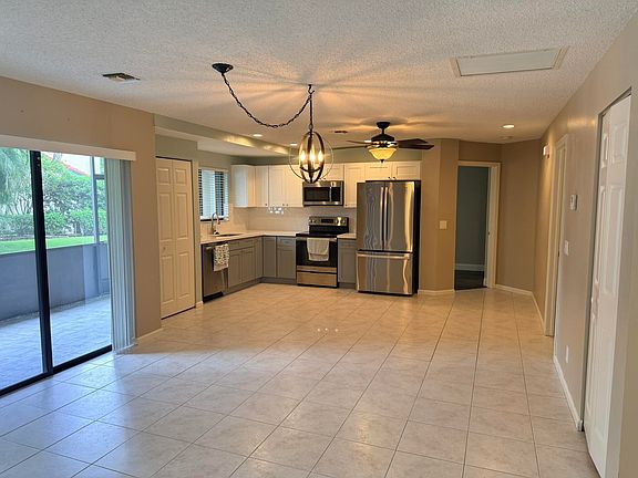 5th image of 24 LEXINGTON Lane W #A