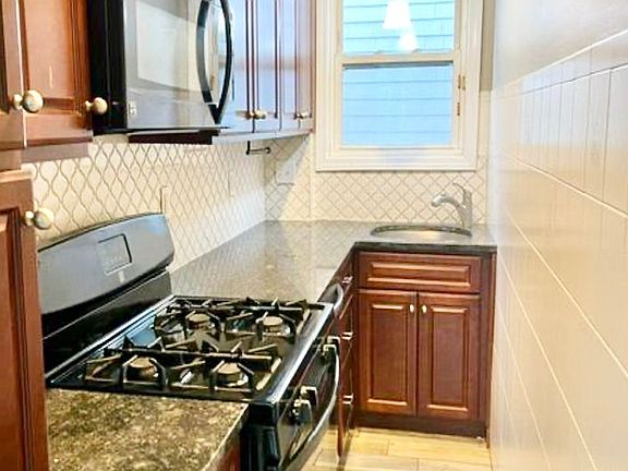 2nd image of 35 Gloucester St #1