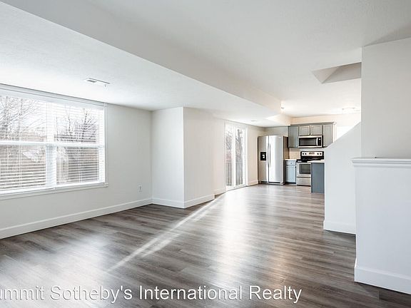 5th image of 558 N Royal Troon Dr