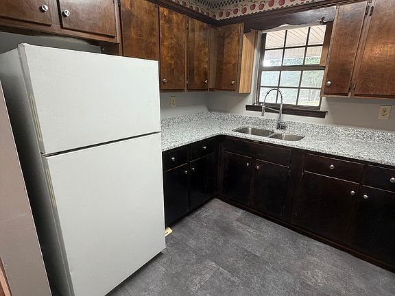 3rd image of 305 Chateau Dr #H1