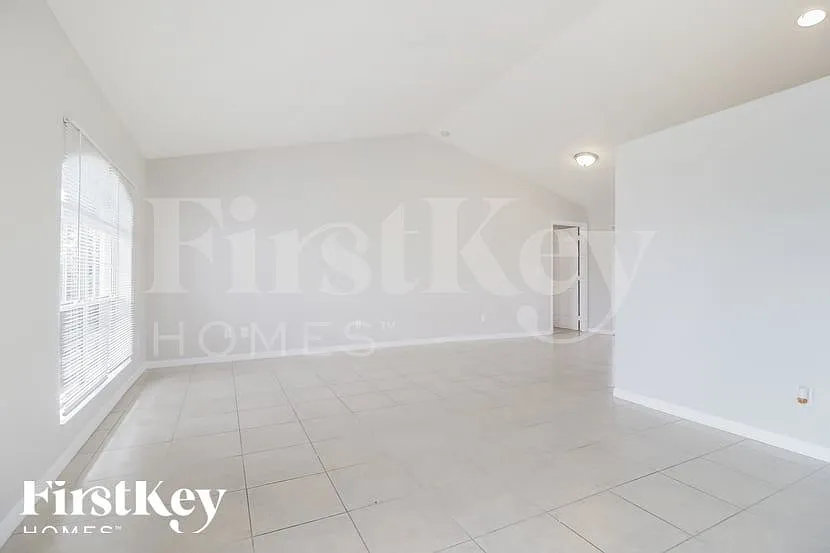 3 bed, 2.5 bath, 1951 sqft, $2,065 — Photo 3