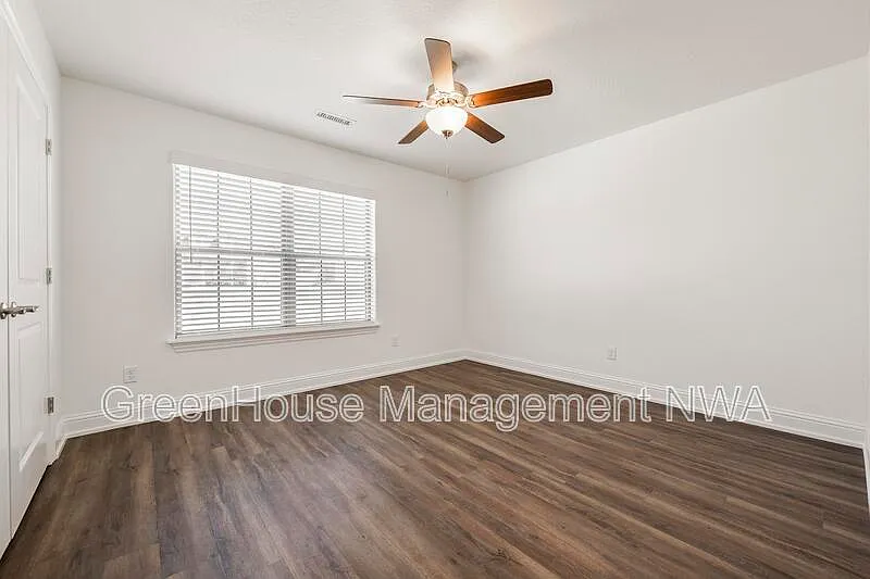 3 bed, 2.0 bath, 1982 sqft, $1,795 — Photo 3