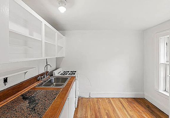 4th image of 311 E 9th St Penthouse 4