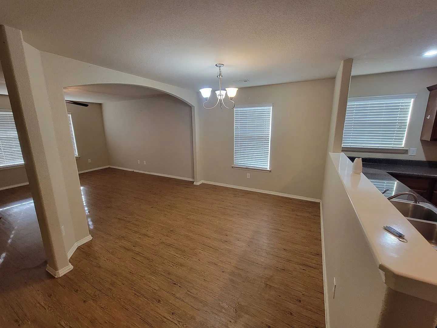 Nice 3 bedroom 2 bath home — Photo 4