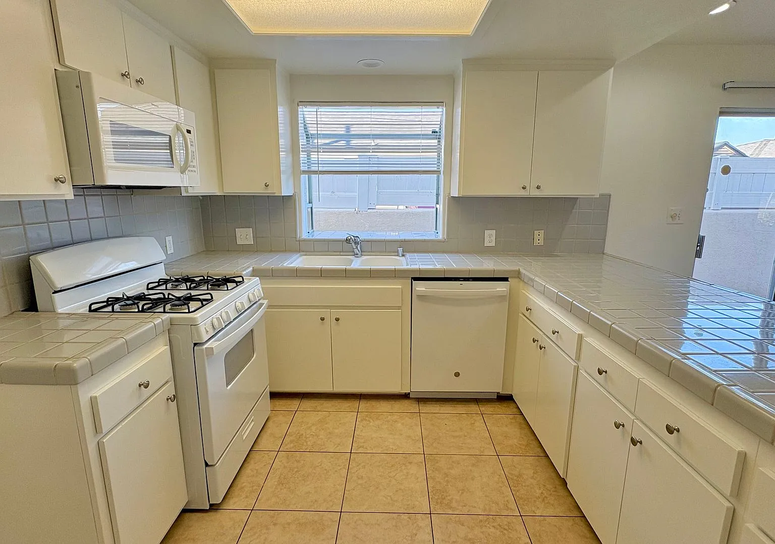 4321 W. 166th St. Lawndale — Photo 3