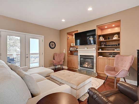 3rd image of 422 Azure Pl