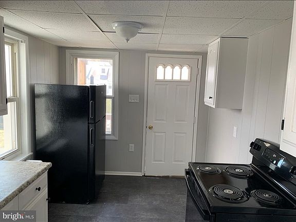 4th image of 451 Lewis St #1