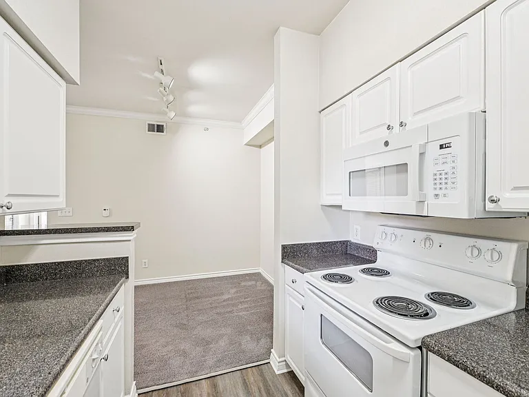 Oaks Riverchase Apartments — Photo 9