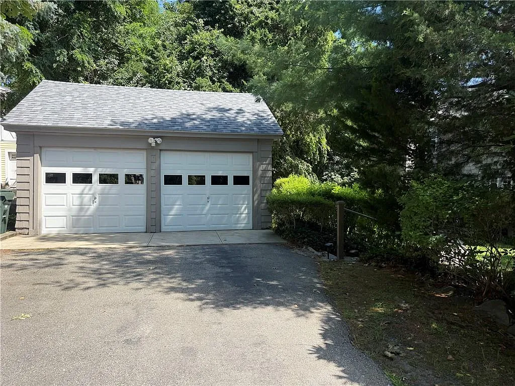 2 bed, 1.0 bath, 1136 sqft, $2,300 — Photo 2
